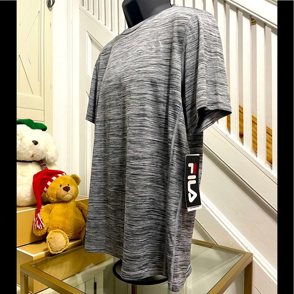 NWT Men’s Size Small Fila Short Sleeve Quick Dry Logo Print Tee In Rainfall Grey - Picture 3 of 9
